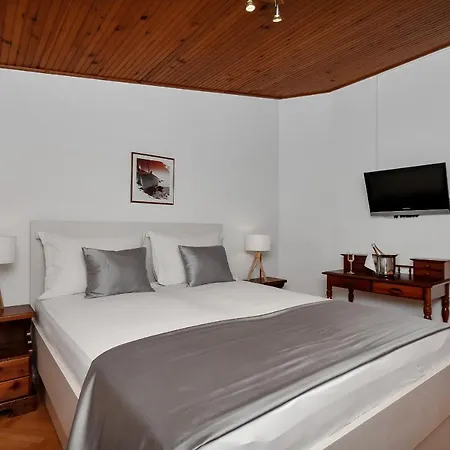 Cobrnic Apartment *