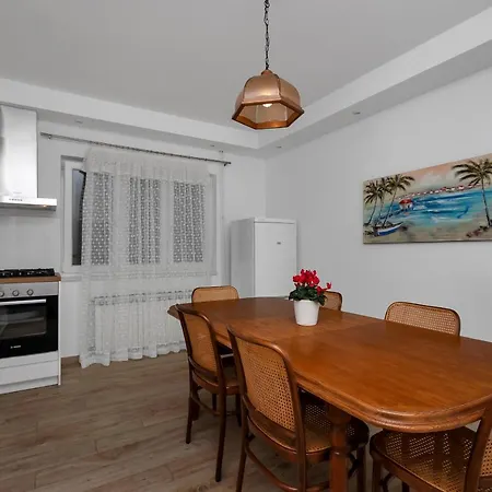 Apartment Cobrnic Tucepi